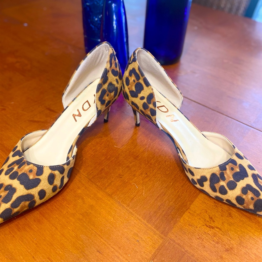 Leopard print short pump